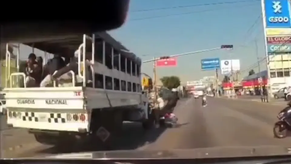 La camioneta de la Guardia Nacional se pasó el alto y se metió al carril confinado del Metrobús / Especial