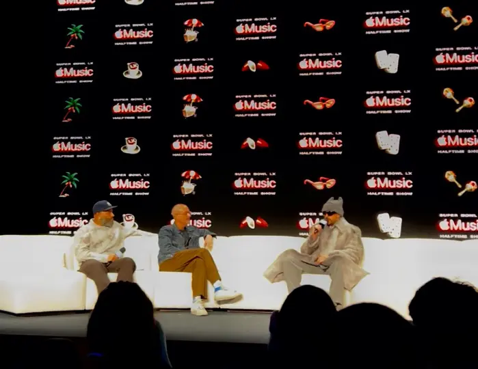 El cantante mencionó a México y encendió a los periodistas presentes durante la conferencia previa al Super Bowl LX./ Mario Guzmán