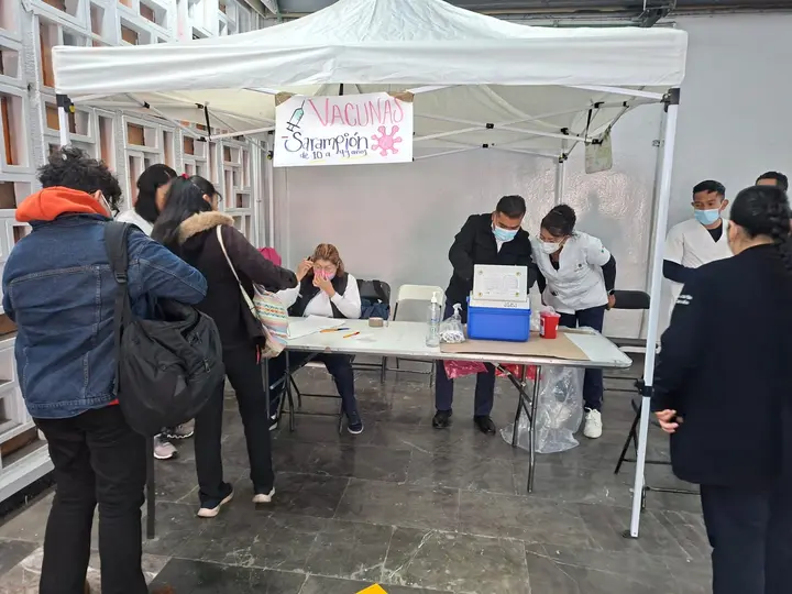 Usuarios del Metro pueden recibir la vacuna contra el sarampión de forma gratuita. / X: @SSaludCdMx