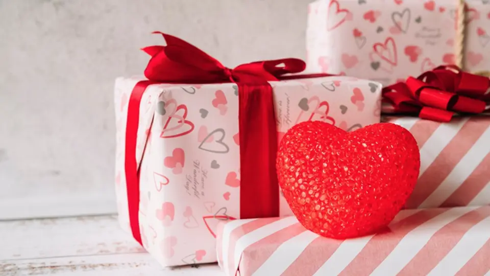 La gente piensa gastar entre 400 y 1,500 pesos en regalos para la pareja o el amigo / FREEPIK