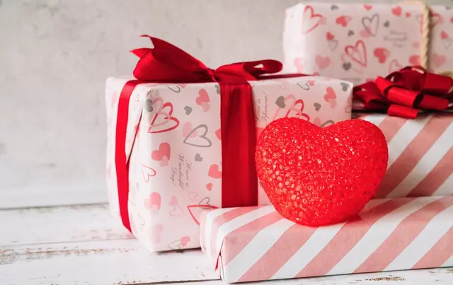 La gente piensa gastar entre 400 y 1,500 pesos en regalos para la pareja o el amigo / FREEPIK
