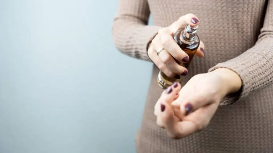 Muñecas o ropa son alternativas para usar perfume sin contacto directo con el cuello. / iStock