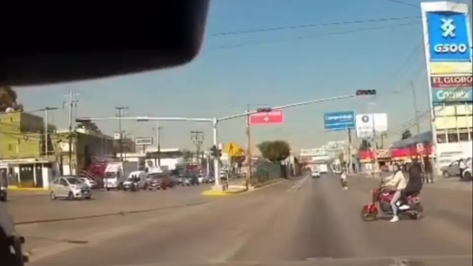 César y Mariana se esperaron hasta el cambio de semáforo para poder cruzar la avenida / Especial