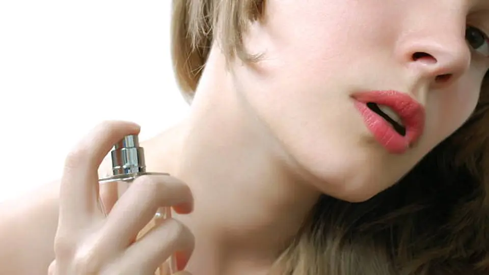 Ponerse perfume en el cuello es un hábito común. / iStock