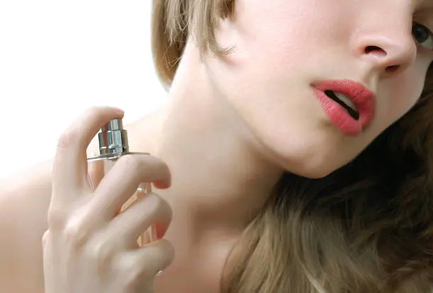 Ponerse perfume en el cuello es un hábito común. / iStock