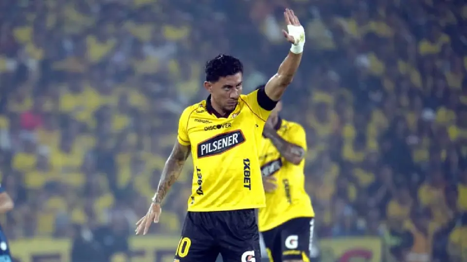 Joao Rojas y su curiosa interacción con su esposa tras el partido ante Guayaquil