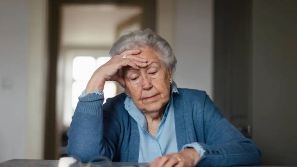 El engaño ocurre en cajeros automáticos y puede dejar sin su apoyo económico a adultos mayores. / iStock