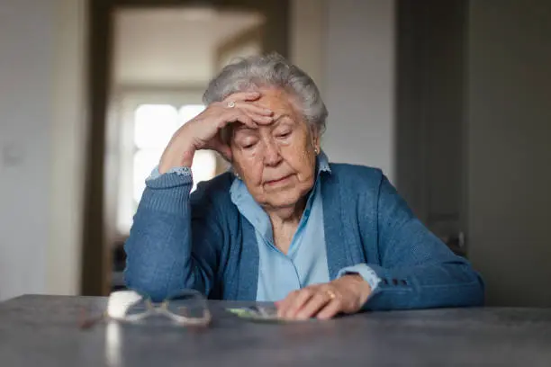 El engaño ocurre en cajeros automáticos y puede dejar sin su apoyo económico a adultos mayores. / iStock