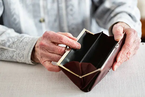 Adultos mayores son el principal blanco de este tipo de estafa en cajeros automáticos. / iStock