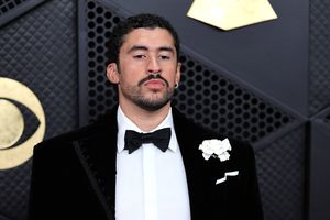 ¿Bad Bunny con chaleco antibalas en los Grammy 2026? Esta es la teoría que circula en redes sociales