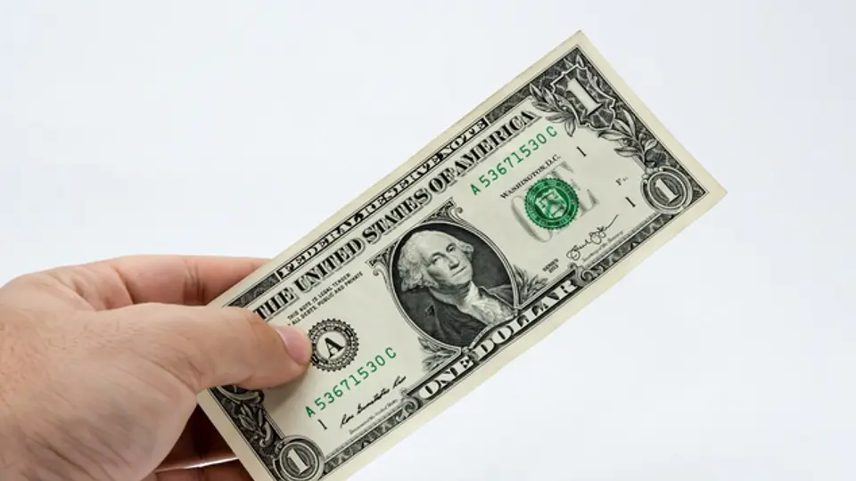 Es buen momento para comprar dólares o cambiar, según tus intereses / FREEPIK