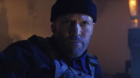 Rauw Alejandro compartirá pantalla con Jason Statham en su primer filme. / AP