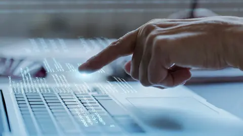 Los ingenieros de OpenAI identificaron el problema y pusieron el sistema en fase de monitoreo / FREEPIK