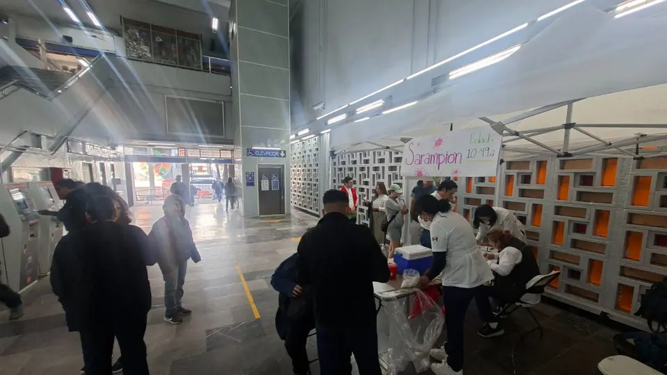 Autoridades de salud aplican la vacuna contra el sarampión en estaciones del Metro de la CDMX. / X: @SSaludCdMx