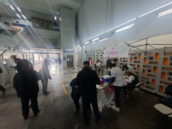 Autoridades de salud aplican la vacuna contra el sarampión en estaciones del Metro de la CDMX. / X: @SSaludCdMx