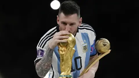 Messi besando la Copa del Mundo | AP