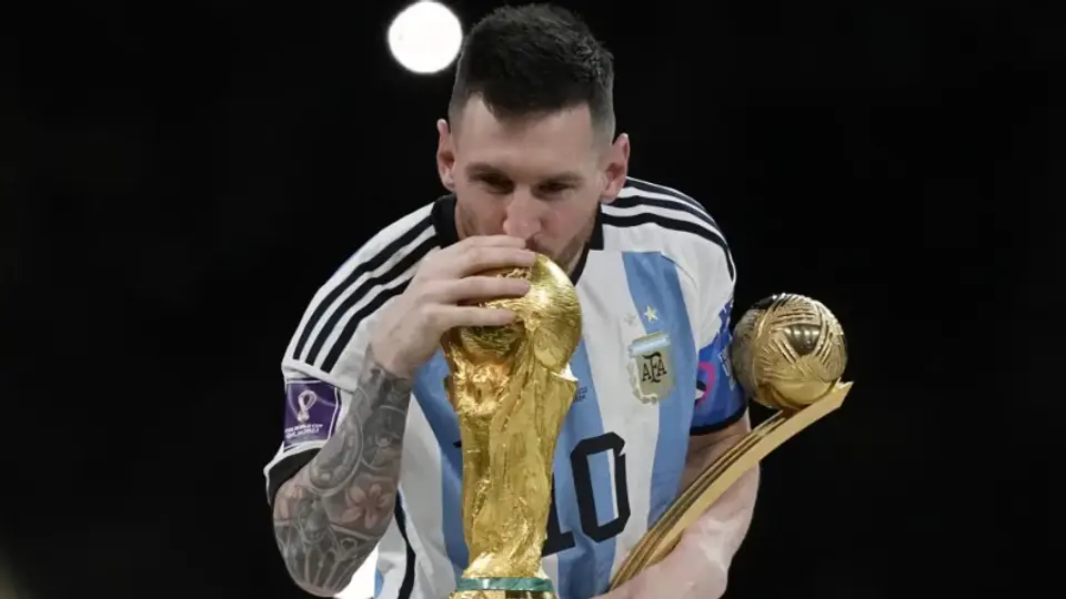 Messi besando la Copa del Mundo | AP