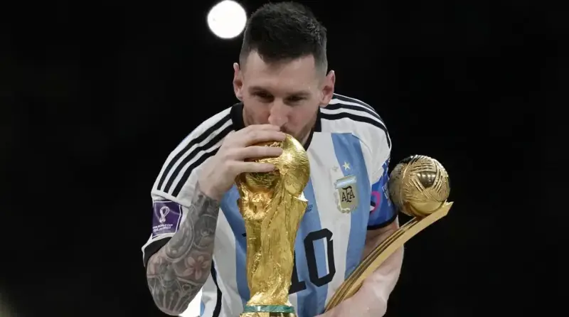 Messi besando la Copa del Mundo | AP