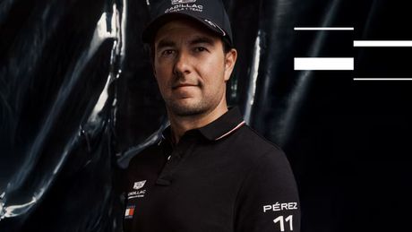 Checo Pérez con la nueva mercancía de Cadillac | Sitio Oficial Tommy Hilfiger