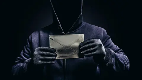 El fraude no utiliza violencia, pero sí manipulación para despojar del dinero a las víctimas. / iStock