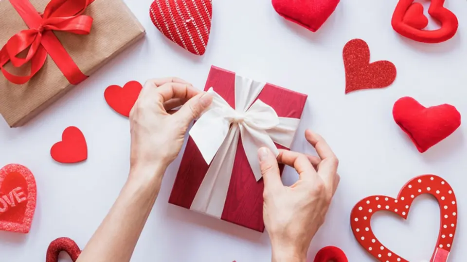 El regalo te puede salir más barato si tú lo creas y das de corazón / FREEPIK