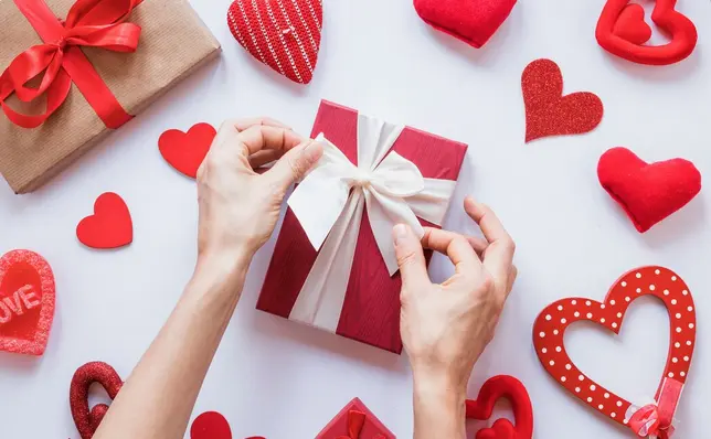 El regalo te puede salir más barato si tú lo creas y das de corazón / FREEPIK