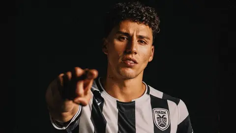 Jorge Sánchez en su presentación como jugador del PAOK | X: @PAOK_FC