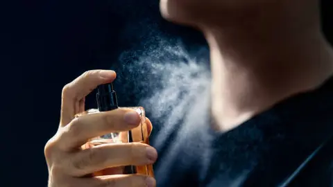 Salud CDMX pide no aplicar perfume en el cuello: ¿qué está pasando?