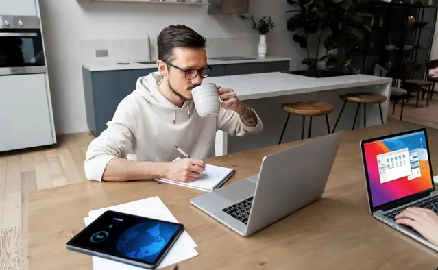 La implementación del 'home office' es para evitar mayor caos en las calles / FREEPIK