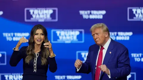 Kristi Noem y Donald Trump. / AP