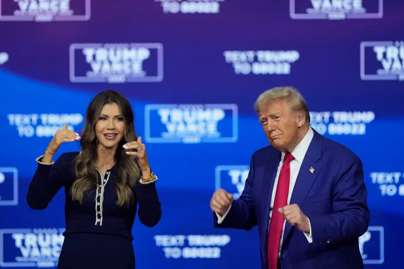 Kristi Noem y Donald Trump. / AP