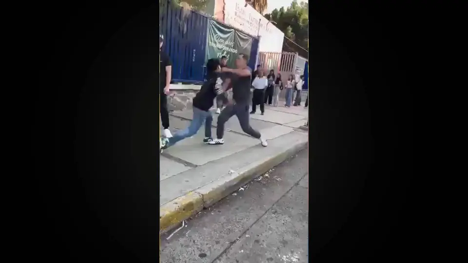 Padre de familia y estudiante se agarran a golpes afuera de Prepa 12