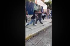 Padre de familia y estudiante se agarran a golpes afuera de Prepa 12