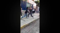 Padre de familia y estudiante se agarran a golpes afuera de Prepa 12