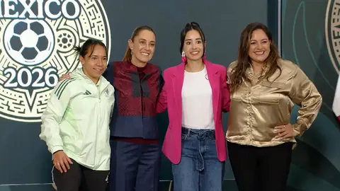 Charlyn Corral, Claudia Sheinbaum, Katia Itzel García y Gaby Fernández de Lara en la conferencia mañanera en Palacio Nacional | CAPTURA X: @Claudiashein