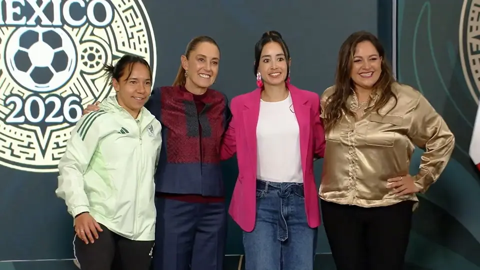 Charlyn Corral, Claudia Sheinbaum, Katia Itzel García y Gaby Fernández de Lara en la conferencia mañanera en Palacio Nacional | CAPTURA X: @Claudiashein