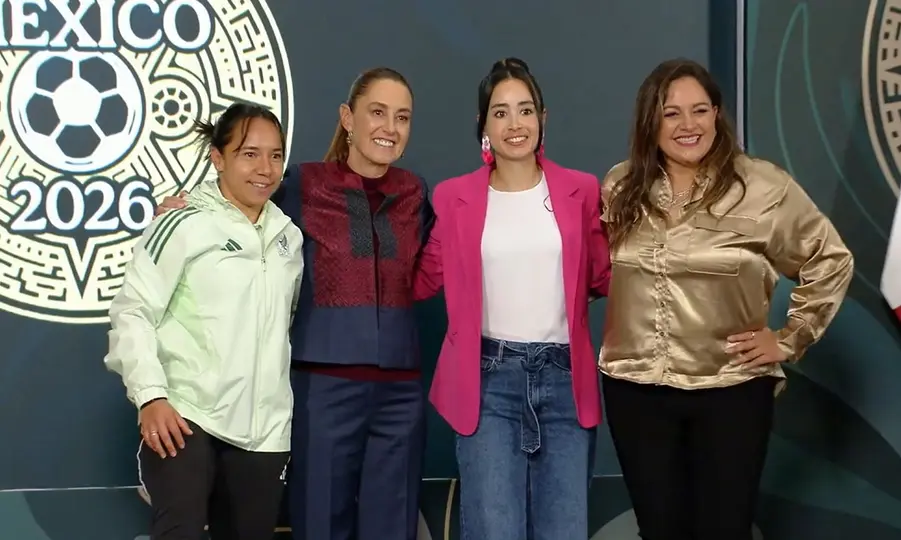 Charlyn Corral, Claudia Sheinbaum, Katia Itzel García y Gaby Fernández de Lara en la conferencia mañanera en Palacio Nacional | CAPTURA X: @Claudiashein