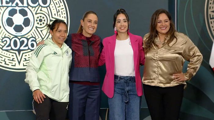 Charlyn Corral, Claudia Sheinbaum, Katia Itzel García y Gaby Fernández de Lara en la conferencia mañanera en Palacio Nacional | CAPTURA X: @Claudiashein