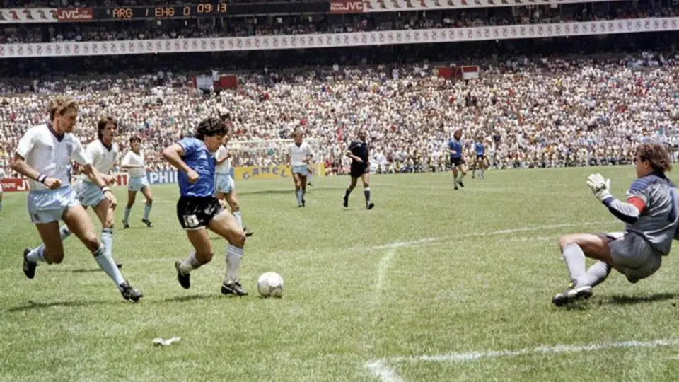Diego Maradona anota el llamado 'Gol del Siglo' en el Mundial de México 86 | Conmebol.com
