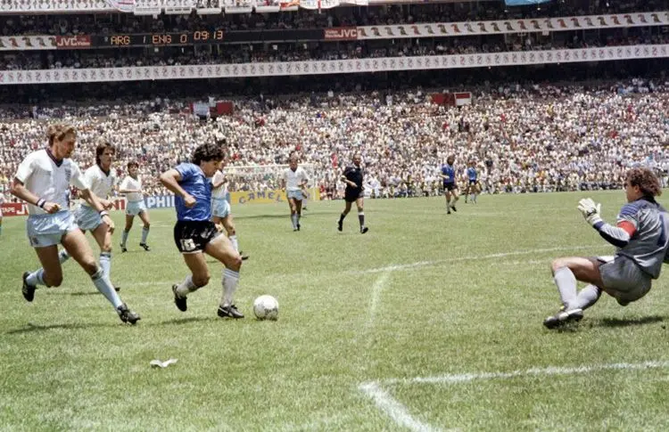 Diego Maradona anota el llamado 'Gol del Siglo' en el Mundial de México 86 | Conmebol.com