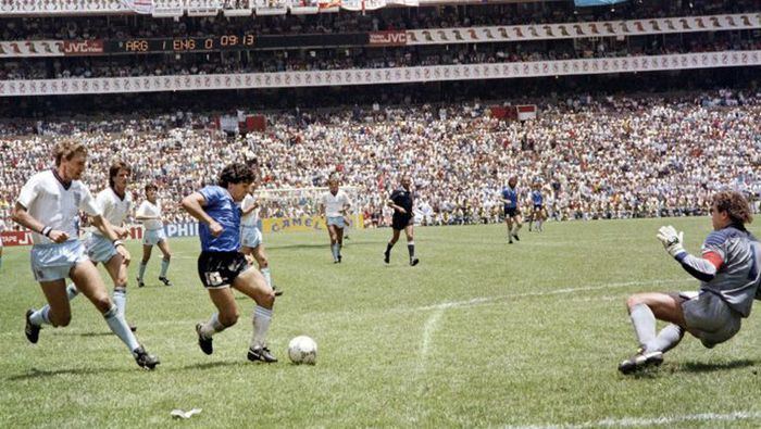 Diego Maradona anota el llamado 'Gol del Siglo' en el Mundial de México 86 | Conmebol.com