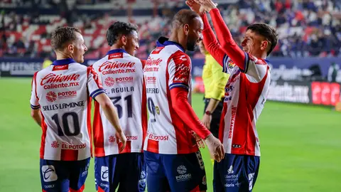 Jugadores de Atlético San Luis felicitan a Joao Pedro en la Liga MX | IMAGO 7