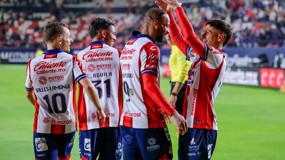 Jugadores de Atlético San Luis felicitan a Joao Pedro en la Liga MX | IMAGO 7