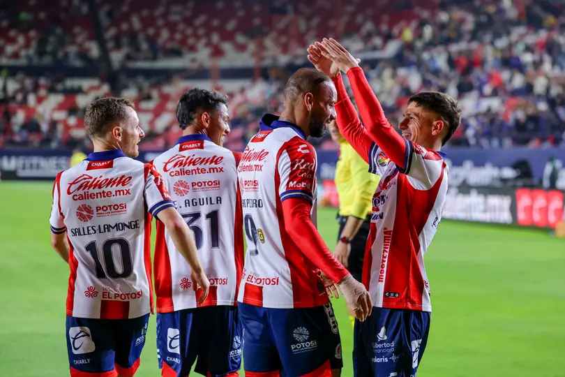 Jugadores de Atlético San Luis felicitan a Joao Pedro en la Liga MX | IMAGO 7