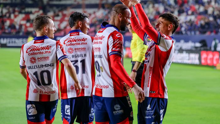 Jugadores de Atlético San Luis felicitan a Joao Pedro en la Liga MX | IMAGO 7