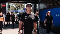 Checo Pérez y su primer gran encontronazo con Liam Lawson; el neozelandés respondió al mexicano