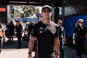 Checo Pérez y su primer gran encontronazo con Liam Lawson; el neozelandés respondió al mexicano