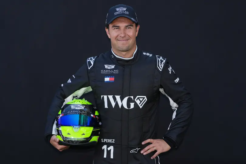 Checo Pérez posa durante una sesión de fotos en Australia | AP