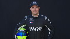 Checo Pérez posa durante una sesión de fotos en Australia | AP
