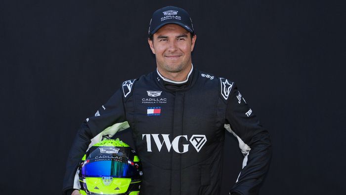 Checo Pérez posa durante una sesión de fotos en Australia | AP